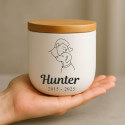 Personalisierte Hundeurne mit Herrchen-und-Hund-Illustration – Tierurne aus Keramik mit Namen & Daten