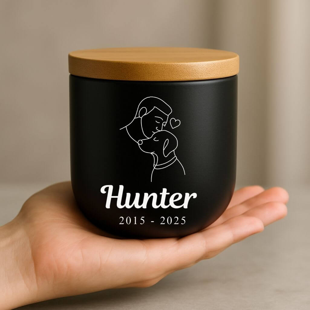 Personalisierte Hundeurne mit Herrchen-und-Hund-Illustration – Tierurne aus Keramik mit Namen & Daten