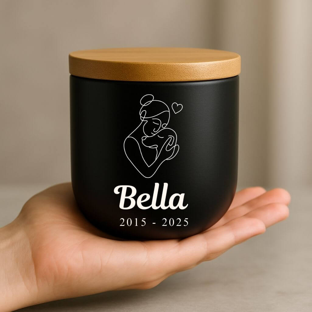 Personalisierte Hundeurne mit Frauchen-und-Hund-Illustration – Tierurne aus Keramik mit Namen & Daten